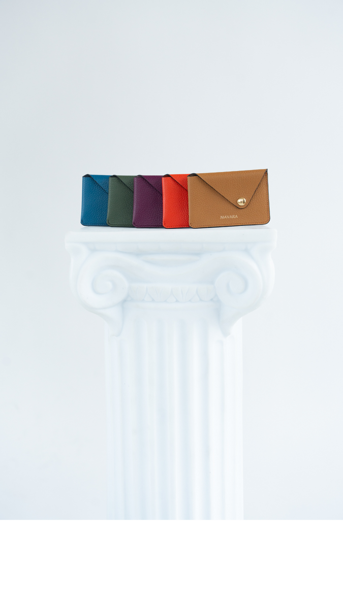 CARD HOLDER WITH BUTTON CLOSURE